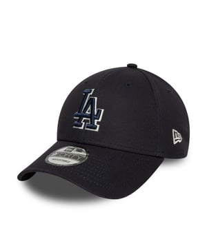 
Stel jezelf voor aan het nieuwste modieuke accessoire van NEW ERA, de Team Outline 9Forty pet. Deze unieke, donkerblauwe pet is een slimme aanvulling op je dagelijkse ensemble, of je nu stijlvol casual of elegant sportief wilt zijn. De team outline 9Forty pet belichaamt de klassieke stijl van NEW ERA, door modern design met een hoog comfort niveau te combineren. Er zijn talloze voordelen verbonden aan deze geweldige pet. Niet alleen biedt het een aanzienlijke bescherming tegen de zon, het is ook de perfecte oplossing voor dagen waarop je haar gewoon niet wil meewerken. Bovendien is dit modieuze accessoire een eenvoudige manier om je outfit net dat beetje extra te geven. Met deze pet laat je zien dat je oog hebt voor detail en trendbewust bent. Het kenmerkende aan de Team Outline 9Forty pet zijn de onderscheidende details. De donkerblauwe kleur is stijlvol en tijdloos en past bij bijna elke outfit. Ook is de pet gemaakt van hoogwaardige materialen en voorzien van het iconische NEW