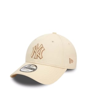 
Introductie - Breng flair en stijl in je dagelijkse look met de New Era Team Outline 9Forty pet. Of je nu een doorgewinterde petdrager bent of iemand die simpelweg een statement wil maken - dit verfijnde accessoire is een uitstekende aanvulling op je garderobe. Deze pet in de kleur Ecru tilt je stijl naar een hoger niveau, of dit nu bij een casual outfit is of als toevoeging aan een meer geklede look. Voordelen - Schijnende zon of niet, de New Era Team Outline 9Forty pet helpt je bij ieder weertype. Het houdt je hoofd koel tijdens zonnige dagen, terwijl het ook helpt om je warm te houden wanneer de temperatuur daalt. Deze pet is niet alleen een modeaccessoire, maar levert ook praktische voordelen aan de drager. Het belangrijkste is dat de pasvorm verstelbaar is waardoor deze comfortabel is voor iedereen. Belangrijkste Kenmerken - Deze pet straalt de kwaliteit en aandacht voor detail uit waar het merk New Era bekend om staat. Deze Team Outline 9Forty pet is gemaakt van duurzame