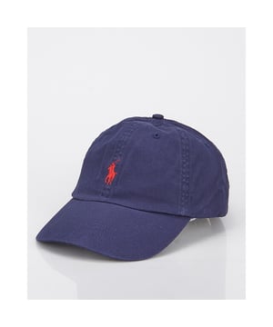 
- Over het Merk: Polo Ralph Lauren is een Amerikaans kledingmerk dat in 1967 werd opgericht door Ralph Lauren. Het merk staat bekend om zijn klassieke en elegante ontwerpen, die zijn geïnspireerd door de Amerikaanse Ivy League-cultuur. De kleding van Polo Ralph Lauren is gemaakt van hoogwaardige materialen, zoals katoen, wol en leer. Het merk biedt een breed scala aan kleding aan, waaronder poloshirts, overhemden, jassen, broeken, shorts en accessoires. De ontwerpen van Polo Ralph Lauren zijn vaak geïnspireerd door de Amerikaanse Ivy League-cultuur. Het merk gebruikt klassieke elementen, zoals poloshirts met een groene en rode streep, button-down overhemden en tweedjassen, om een ​​elegante en tijdloze uitstraling te creëren.
