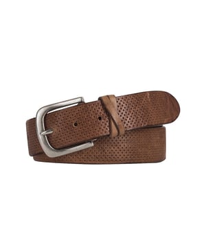 
Een leren casual riem van het merk Profuomo. Deze riem is 4 cm breed en heeft over de hele riem kleine gaatjes. Hij is afwerkt met handstiksels en een antiek zilveren gesp. Perfect te dragen met een jeans of chino! Materiaal: 100% leer Over het merk De filosofie van het in 1934 opgerichte Italiaanse familiebedrijf is nog steeds hetzelfde als van het Profuomo van nu. De stijl van het merk is een mix van klassiek en modern. Alles, van de stof tot de stiksels, zal los van elkaar gekozen worden en daarna samengevoegd worden tot één artikel. Hierdoor ontstaan prachtige combinaties die voldoen aan het klassieke modebeeld.