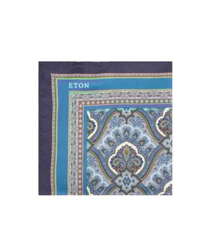 
- Over het Merk: Eton is een Engels herenmodemerk dat in 1928 werd opgericht door John Eton. Het merk staat bekend om zijn klassieke en tijdloze ontwerpen. De kleding van Eton is gemaakt van hoogwaardige materialen, zoals wol, katoen en leer. Het merk biedt een breed scala aan items aan, waaronder pakken, jassen, broeken, truien, overhemden en accessoires. De ontwerpen van Eton zijn vaak geïnspireerd door de klassieke Engelse mode. Het merk gebruikt klassieke stijlelementen, zoals strakke lijnen, nette pasvormen en elegante kleuren, om een klassieke en tijdloze uitstraling te creëren.