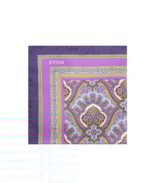 
- Over het Merk: Eton is een Engels herenmodemerk dat in 1928 werd opgericht door John Eton. Het merk staat bekend om zijn klassieke en tijdloze ontwerpen. De kleding van Eton is gemaakt van hoogwaardige materialen, zoals wol, katoen en leer. Het merk biedt een breed scala aan items aan, waaronder pakken, jassen, broeken, truien, overhemden en accessoires. De ontwerpen van Eton zijn vaak geïnspireerd door de klassieke Engelse mode. Het merk gebruikt klassieke stijlelementen, zoals strakke lijnen, nette pasvormen en elegante kleuren, om een klassieke en tijdloze uitstraling te creëren.