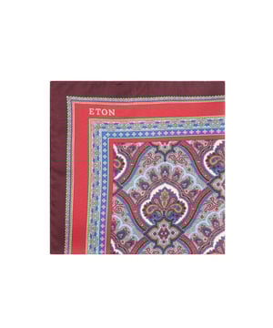 
- Over het Merk: Eton is een Engels herenmodemerk dat in 1928 werd opgericht door John Eton. Het merk staat bekend om zijn klassieke en tijdloze ontwerpen. De kleding van Eton is gemaakt van hoogwaardige materialen, zoals wol, katoen en leer. Het merk biedt een breed scala aan items aan, waaronder pakken, jassen, broeken, truien, overhemden en accessoires. De ontwerpen van Eton zijn vaak geïnspireerd door de klassieke Engelse mode. Het merk gebruikt klassieke stijlelementen, zoals strakke lijnen, nette pasvormen en elegante kleuren, om een klassieke en tijdloze uitstraling te creëren.