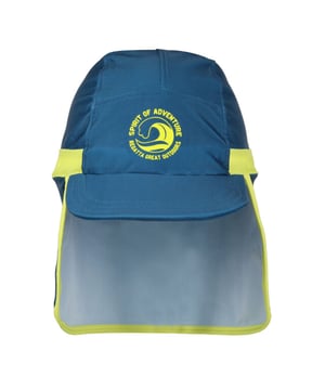 
85% Gerecycleerd Polyester, 15% Elastaan. Ontwerp: Contrast, Logo, Tekst. 3 rijige stiksels, oor- en nekbescherming. Stoftechnologie: Duurzaam. Zonneschatting: UPF 50+.