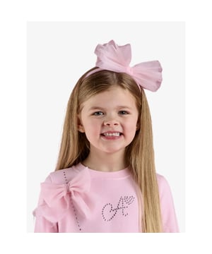 
Maak elke Love Story-outfit compleet met de Lennon-haarband, met een flexibele band met een strik van tule. Combineer samen met de bijpassende jurk of tulle set.