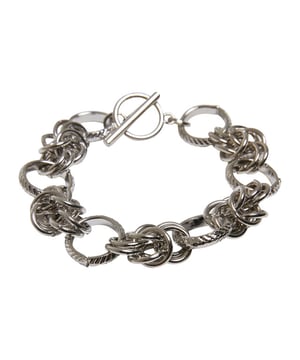 
100% zink. Bevestiging: Haak en Bar. Ontwerp: Multi Ring.