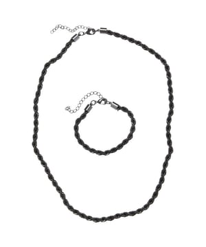 
100% ijzer. Bevestiging: Kreeftsluiting. Ontwerp: Verweven. Inhoud: 1 armband, 1 halsketting.