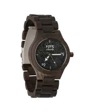 
De 1915 Watch Lady Elegance Grey Stone is een ware ode aan natuurlijke schoonheid en vrouwelijke elegantie. Dit horloge, een creatie van vakmanschap en stijl, is niet zomaar een tijdsaanduiding, maar een kunstwerk dat de pols van de moderne vrouw siert. Het horloge onderscheidt zich door het gebruik van twee natuurlijke materialen die samen een harmonieus en chique geheel vormen. Het gebruik van donker sandelhout, dat van nature een diepe, bijna zwarte kleur heeft, spreekt van een toewijding aan natuurlijke schoonheid en duurzaamheid. De keuze om geen verf, lak of beits te gebruiken, onderstreept de puurheid en de authenticiteit van het ontwerp. De grijze natuurstenen wijzerplaat is het kroonjuweel van dit horloge. Het biedt een subtiel, maar indrukwekkend contrast met het donkere hout en brengt een gevoel van rust en balans. De steen, met zijn unieke patronen en tinten, maakt elk horloge uniek en persoonlijk. Met een kastdiameter van 38mm en een bandbreedte van 21mm, heeft het horloge een verfijnde en vrouwelijke uitstraling. De horlogeband, ook vervaardigd uit het elegante sandelhout, kan op maat gemaakt worden voor een perfecte pasvorm. Dit wordt mogelijk gemaakt door het verwijderen van schakels, waarbij metalen pinnetjes eenvoudig uitgedrukt kunnen worden. De 1915 Watch Lady Elegance Grey Stone is meer dan een accessoire; het is een statement van klasse en een viering van de natuurlijke elegantie. Het is het perfecte horloge voor de vrouw die zowel de schoonheid van de natuur waardeert als een stijlvol en tijdloos design.
