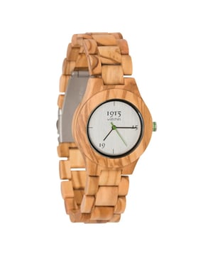 
De 1915 Watch Lady Milano Green is een voortreffelijk dameshorloge dat de pracht van de natuur met een modern tintje verenigt. Dit horloge is niet slechts een middel om de tijd te meten, maar een stijlvol accessoire dat de verfijnde smaak van zijn draagster weerspiegelt. De kern van dit unieke ontwerp ligt in het gebruik van olijfhout, een houtsoort bekend om zijn karaktervolle eigenschappen. De brede nerven en de subtiele grijze waas van het hout geven het horloge een natuurlijke en warme uitstraling, terwijl de organische patronen zorgen voor een uniek karakter en een tastbare verbinding met de natuur. Contrasterend met de natuurlijke schoonheid van het hout, is de wijzerplaat gemaakt van geborsteld aluminium. Dit materiaal zorgt voor een moderne uitstraling en vormt een mooi contrast met de zachtheid van het olijfhout. Het aluminium geeft het horloge een strakke en eigentijdse look, waardoor het zowel bij casual als formele gelegenheden gedragen kan worden. Een subtiel, maar opvallend kenmerk van dit horloge is de groene kleur, gebruikt in de secondewijzer en op het kroontje. Dit detail is niet alleen een knipoog naar de naam van het model, maar voegt ook een vleugje levendigheid en kleur toe aan het geheel. De gravure van een olijfblad op de kop van het kroontje is een prachtig detail dat het thema van het horloge versterkt. Met een kastdiameter van 38mm en een bandbreedte van 21mm, is dit horloge ontworpen om comfortabel en elegant om de pols te zitten. De horlogeband, ook gemaakt van hetzelfde sierlijke olijfhout, kan eenvoudig worden aangepast door schakels te verwijderen, wat zorgt voor een perfecte pasvorm. De 1915 Watch Lady Milano Green is meer dan een horloge; het is een symbool van elegantie, een subtiele weergave van natuurlijke charme gecombineerd met moderne flair, perfect voor de vrouw die zowel de rijkdom van de natuur als de schoonheid van hedendaags design waardeert.