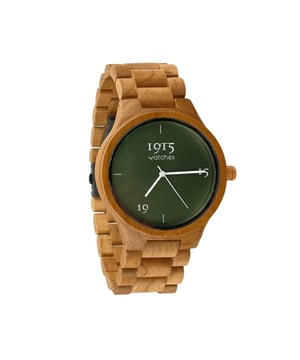
De 1915 Watch Origin Dunes is een eerbetoon aan de ongerepte schoonheid van de Nederlandse duinen, een plek waar natuurlijke pracht zich in alle seizoenen manifesteert. Dit horloge is niet alleen een tijdsinstrument, maar ook een kunstwerk dat de essentie van deze adembenemende landschappen vastlegt. De duinen, variërend van hoge zandtoppen met enkel helmgras tot dichte bossen, zijn al eeuwenlang de stille beschermers van de Nederlandse kust. Deze variatie aan landschappen is vakkundig samengevat in de groene wijzerplaat van het horloge, waarbij elke tint een hoofdstuk uit het verhaal van deze majestueuze duinen vertelt. Het gebruik van elegant kersenhout voor de kast van het horloge spreekt van een diepe waardering voor natuurlijke materialen en ambacht. Kersenhout, met zijn rijke textuur en warme uitstraling, omarmt de pols met een subtiele luxe. De dunne lunet en het grote mineraalglas vergroten de wijzerplaat visueel, wat bijdraagt aan de indrukwekkende uitstraling van het horloge, zonder in te boeten aan draagcomfort. Echter, het meest opmerkelijke aspect van de 1915 Watch Origin Dunes is de gekleurde wijzerplaat. Geïnspireerd door de levendige kleuren van de Duin- en Bollenstreek, vormt deze wijzerplaat een echte blikvanger. Het is een levendige herinnering aan de natuurlijke rijkdom van Nederland, gevangen in een elegant horloge. Met een diameter van de horlogekast van 46mm, balanceert dit horloge perfect tussen opvallend en elegant. De stijlvolle, dunne lunet rond het glas verhoogt de verfijning, terwijl de grootte zorgt voor een duidelijke aanwezigheid. De 1915 Watch Origin Dunes is meer dan een horloge; het is een stukje Nederlandse natuur, gedragen aan de pols. Het is ideaal voor diegenen die de schoonheid van de natuur waarderen en deze willen weerspiegelen in hun dagelijkse stijl. Dit horloge is een prachtige mix van traditie, innovatie en respect voor de natuur, en is daarmee een tijdloos accessoire voor elke gelegenheid.