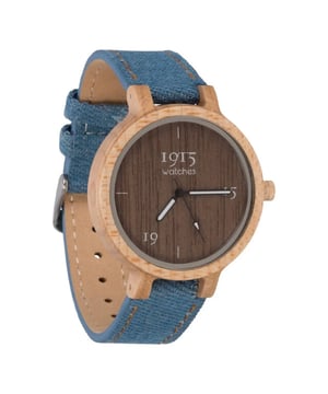 
De 1915 Watch Lady Denim RAW is een unieke creatie in de wereld van dameshorloges, die stoerheid en elegantie naadloos combineert. Dit horloge onderscheidt zich als het enige houten dameshorloge met een RAW denim band, waarmee het een trendsetter is in zowel mode als design. Het horloge, vervaardigd uit esdoornhout, is een toonbeeld van natuurlijke schoonheid. Esdoorn staat bekend om zijn lichte kleur en warme nerfstructuur, wat het horloge een verfijnde en vrouwelijke uitstraling geeft. De keuze voor esdoornhout geeft niet alleen een subtiele elegantie, maar maakt het horloge ook licht en comfortabel om te dragen. De wijzerplaat, gemaakt van warm walnoothout, zorgt voor een prachtig contrast met de lichtere esdoornhouten kast. Het diepere, rijkere walnoothout verrijkt de algehele uitstraling van het horloge en benadrukt de kwaliteit en het unieke karakter. Dit contrast tussen de twee houtsoorten maakt elk horloge uniek, met een eigen verhaal en charme. De stoere RAW denim band voegt een onverwachte twist toe aan dit dameshorloge. Deze keuze voor denim, een materiaal dat vaak geassocieerd wordt met robuuste kleding, creëert een spannende mix van traditionele vrouwelijkheid en moderne stoerheid. Het is een stijlvolle uitdrukking van individualiteit en kracht. Met een kastdiameter van 38mm en een bandbreedte van 16mm is dit horloge elegant en proportioneel ontworpen voor de vrouwelijke pols. Bovendien, met een gewicht van slechts 13 gram, is de 1915 Watch Lady Denim RAW het lichtste dameshorloge in de collectie, wat zorgt voor optimaal draagcomfort. De 1915 Watch Lady Denim RAW is meer dan een horloge; het is een stijlvol accessoire dat de grenzen van traditioneel dameshorlogedesign doorbreekt. Het is perfect voor de moderne vrouw die waarde hecht aan unieke stijl, comfort en de schoonheid van natuurlijke materialen. Met dit horloge draag je niet alleen de tijd, maar ook een statement van eigenzinnige elegantie en kracht.