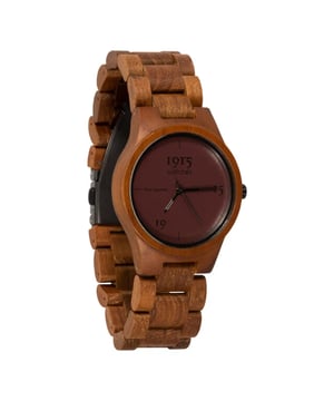 
De 1915 Watch Lady Real Leather Bordeaux is een unieke toevoeging aan de collectie van het Nederlandse merk 1915 Watches, bekend om hun houten horloges. Deze horloges zijn het resultaat van de creativiteit en toewijding van de broers Spies, die in de kleurrijke Bollenstreek werken aan het ontwerpen van deze bijzondere tijdwerken. Hun filosofie is geworteld in het gebruik van prachtige houtsoorten en het creëren van minimalistische wijzerplaten met bijzondere materialen. Het horloge onderscheidt zich door zijn chique en warme uitstraling, ideaal voor de stijlbewuste vrouw. Vervaardigd uit karaktervol teakhout, bezit het een natuurlijke elegantie en duurzaamheid. Het grote glas van het horloge draagt bij aan een vergrotend effect, terwijl het comfort niet wordt vergeten. Met een kastdiameter van 38 millimeter blijft het horloge vrouwelijk en verfijnd. Een van de meest opmerkelijke kenmerken is de wijzerplaat, die bedekt is met echt cognackleurig leer. Dit voegt een uniek textuurelement toe dat zelden in horloges wordt gezien. Het leer geeft het horloge een luxe uitstraling en maakt het een opvallend stuk in elke collectie. Een bijzonder detail is het lederen icoon op de kroon van het horloge, wat het een eigen identiteit geeft. De dunne lunet rondom het glas versterkt de elegante look van het horloge. De horlogeband, met een breedte van 21mm, is verstelbaar door schakels te verwijderen, wat zorgt voor een perfecte pasvorm voor iedere pols. Dit wordt mogelijk gemaakt door metalen pinnetjes uit bepaalde schakels te drukken, waardoor de band op maat gemaakt kan worden. Samenvattend is de 1915 Watch Lady Real Leather Bordeaux een prachtige samensmelting van natuurlijke schoonheid en modern design, perfect voor de vrouw die waarde hecht aan elegantie, originaliteit en vakmanschap.