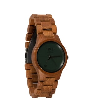 
De 1915 Watch Lady Real Leather Night Green is een elegant en warm dameshorloge dat de essentie van vrouwelijke verfijning vastlegt. Dit horloge, met zijn harmonieuze mix van materialen en design, straalt een unieke charme uit die elke look complementeert. Het horloge is meesterlijk vervaardigd uit teakhout, bekend om zijn karakter en duurzaamheid. Het gebruik van teakhout geeft het horloge een natuurlijke en warme uitstraling. Een groot glas accentueert de wijzerplaat, waardoor het horloge optisch groter lijkt zonder in te boeten aan comfort. Met een kastdiameter van 38 millimeter behoudt het horloge de elegante proporties die kenmerkend zijn voor dameshorloges. De wijzerplaat is een echt kunstwerk, voorzien van cognackleurig echt leer. Dit voegt een luxe en tactiele dimensie toe aan het horloge, waardoor het een opvallend accessoire wordt. Het leer op de wijzerplaat, in combinatie met het teakhout, creëert een balans tussen natuurlijke schoonheid en chique elegantie. Een opvallend detail is het lederen icoon op de kroon van het horloge, wat het een unieke identiteit geeft. De dunne lunet rondom het glas versterkt de elegante uitstraling van het horloge. De horlogeband is 21mm breed en kan worden aangepast door schakels te verwijderen. Dit wordt mogelijk gemaakt door metalen pinnetjes uit bepaalde schakels te drukken, waardoor de band gemakkelijk op maat gemaakt kan worden voor elke pols. Samengevat is de 1915 Watch Lady Real Leather Night Green een prachtige combinatie van natuurlijke materialen en verfijnd design, een perfect accessoire voor de moderne vrouw die elegantie en uniekheid waardeert.