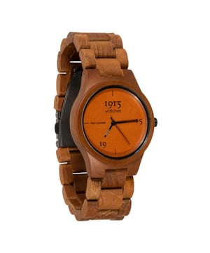
De 1915 Watch Lady Real Leather Cognac is een verfijnde combinatie van natuurlijke elegantie en luxueuze stijl, speciaal ontworpen voor de modebewuste vrouw. Dit horloge vertegenwoordigt een perfecte harmonie tussen de warme uitstraling van teakhout en de rijke textuur van echt leder. Gemaakt van karaktervol teakhout, bekend om zijn duurzaamheid en prachtige natuurlijke patronen, heeft dit horloge een unieke en warme uitstraling. Teakhout geeft het horloge niet alleen een tijdloos karakter, maar zorgt ook voor een licht en comfortabel draaggevoel. Het grote glas van het horloge vergroot de wijzerplaat optisch, waardoor het een opvallende en stijlvolle uitstraling krijgt, zonder in te leveren op het draagcomfort. Het meest onderscheidende kenmerk van dit horloge is echter de wijzerplaat van echt cognackleurig leer. Deze keuze voor leer geeft het horloge een luxueuze touch en benadrukt het chique karakter. De kleur cognac is zowel veelzijdig als tijdloos, waardoor het horloge een perfect accessoire is voor elke outfit en gelegenheid. Een ander verfijnd detail is het leer icoon op de kroon van het horloge, wat het aandachtige vakmanschap en de zorg die besteed is aan elk aspect van het ontwerp benadrukt. Met een kastdiameter van 38mm en een bandbreedte van 21mm is de 1915 Watch Lady Real Leather Cognac elegant geproportioneerd voor de vrouwelijke pols. Bovendien kan de band eenvoudig worden aangepast door schakels te verwijderen, waardoor het horloge geschikt is voor elke polsgrootte. De 1915 Watch Lady Real Leather Cognac is meer dan alleen een tijdweergave; het is een accessoire dat stijl, kwaliteit en een diepe waardering voor natuurlijke materialen uitstraalt. Het is het ideale horloge voor de vrouw die op zoek is naar een combinatie van traditionele elegantie en hedendaagse flair. Dit horloge is een prachtige weergave van hoe hout en leer samen kunnen komen in een stijlvol en tijdloos dameshorloge.