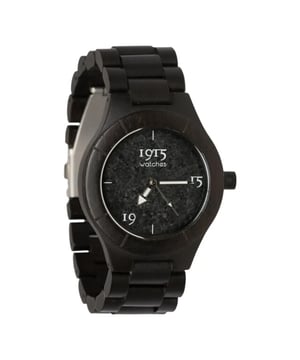 
De 1915 Watch Men Elegance Grey Stone is een verfijnd horloge dat de kracht en schoonheid van de natuur in een elegant design vangt. Dit horloge is een toonbeeld van stijl en klasse, perfect voor de moderne man die zowel de waarde van traditionele elegantie als de schoonheid van natuurlijke materialen erkent. Het gebruik van donker sandelhout voor de kast en de band van het horloge is wat de 1915 Watch Men Elegance Grey Stone zo bijzonder maakt. Sandelhout is van nature donker tot bijna zwart van kleur, een diepe en rijke tint die geen kunstmatige toevoegingen zoals verf, lak of beits nodig heeft. Deze natuurlijke kleur geeft het horloge een robuuste en toch verfijnde uitstraling, perfect voor elke gelegenheid. Het meest opvallende kenmerk van dit horloge is echter de grijze natuurstenen wijzerplaat. Deze wijzerplaat vormt een prachtig contrast met het donkere hout en draagt bij aan de chique uitstraling van het horloge. De keuze voor natuursteen betekent dat elk horloge uniek is, met subtiele variaties in patroon en kleur die elk stuk onderscheidend maken. Met een kastdiameter van 46mm en een bandbreedte van 25mm heeft dit horloge een krachtige uitstraling aan de pols, terwijl het nog steeds comfortabel en licht is om te dragen. De band van het horloge is ontworpen om eenvoudig aangepast te kunnen worden. Schakels kunnen worden verwijderd of toegevoegd door de metalen pinnetjes eruit te drukken, waardoor het horloge geschikt is voor elke polsgrootte. De 1915 Watch Men Elegance Grey Stone is meer dan alleen een tijdsaanduiding; het is een accessoire dat stijl, kwaliteit en een diepe waardering voor de natuurlijke wereld uitstraalt. Het is het perfecte horloge voor de man die waarde hecht aan duurzaamheid, individualiteit en tijdloze elegantie.