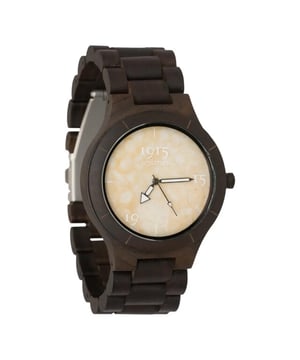 
De 1915 Watch Men Elegance Rusty Stone is een perfecte samensmelting van natuurlijke elegantie en mannelijke verfijning. Dit horloge, speciaal ontworpen voor heren, vertegenwoordigt een unieke combinatie van materialen die zowel tijdloos als innovatief zijn. Het horloge is vervaardigd uit sandelhout, een houtsoort die van nature een diepe, rijke kleur heeft. Deze natuurlijke kleur geeft het horloge een authentieke uitstraling, waarbij bewust is gekozen om geen gebruik te maken van verf, lak of beits. Deze keuze benadrukt de natuurlijke schoonheid van het hout en maakt elk horloge uniek. Een opvallend kenmerk van dit horloge is de wijzerplaat, die is voorzien van een dun laagje echt natuursteen. Dit detail voegt niet alleen een unieke textuur en diepte toe, maar ook een element van ruige, natuurlijke elegantie. De combinatie van het donkere sandelhout met het natuursteen zorgt voor een opmerkelijke balans tussen stoerheid en verfijning. Het horloge heeft een indrukwekkende kastdiameter van 46mm, wat het een prominente en mannelijke uitstraling geeft. De horlogeband, met een breedte van 25mm, is ontworpen voor comfort en stijl. Bovendien is de band aanpasbaar: door het verwijderen van schakels, wat eenvoudig kan door metalen pinnetjes uit bepaalde schakels te drukken, kan de band op maat gemaakt worden voor elke pols. De 1915 Watch Men Elegance Rusty Stone is dus meer dan een horloge; het is een statement van stijl, een viering van natuurlijke materialen en een toonbeeld van vakmanschap. Dit horloge is ideaal voor de moderne man die zowel elegantie als authenticiteit waardeert.