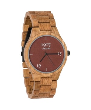 
Maak het verschil met de elegantie en stijl van de 1915 Houten Heren Horloges. Dit meesterwerk van vakmanschap combineert tijdloze traditie met eigentijdse flair, en staat synoniem voor verfijning en duurzaamheid. Laat je inspireren door de natuurlijke pracht van eikenhout, verweven met de zachte touch van een katoenen wijzerplaat, en draag een statement van klasse om je pols. Met een indrukwekkende diameter van 46 mm is dit horloge niet alleen een functioneel accessoire, maar ook een opvallend stukje kunst. Het eikenhouten frame geeft elke horlogekast een unieke textuur en warmte, waardoor elk exemplaar een eigen verhaal vertelt. De keuze voor een katoenen wijzerplaat voegt een vleugje verfijning toe en creëert een prachtig contrast met het natuurlijke hout. Dit horloge is niet alleen een lust voor het oog, maar ook een bewuste keuze voor duurzaamheid. Het gebruik van natuurlijke materialen zoals eikenhout en katoen benadrukt het streven naar milieuvriendelijkheid. Elk 1915 Houten Heren Horloge is een statement van jouw toewijding aan stijl en verantwoordelijkheid. Als het perfecte cadeau voor de moderne man combineert dit horloge functionaliteit met een tijdloze esthetiek. Verpakt in een stijlvolle geschenkdoos, is het 1915 Houten Heren Horloge niet alleen een accessoire, maar een symbool van waardering en zorgzaamheid. De bruine kleur van de wijzerplaat voegt een vleugje neutraliteit toe, waardoor het horloge moeiteloos kan worden gecombineerd met elke outfit.     Het 1915 Houten Heren Horloge onderscheidt zich door zijn gebruik van duurzame materialen, zoals natuurlijk eikenhout en een katoenen wijzerplaat, waarmee het een milieubewuste keuze is voor de moderne man.   Elk horloge is een uniek ambachtelijk meesterwerk, doordrenkt met de natuurlijke pracht van eikenhout en de verfijning van een katoenen wijzerplaat, waardoor het meer is dan alleen een functioneel accessoire, maar een kunstwerk om te koesteren.   Met een indrukwekkende diameter van 46 mm is het 1915 Houten Heren Horloge niet alleen een praktisch accessoire, maar ook een statement van klasse, waarmee je jouw persoonlijke stijl en verfijning benadrukt.   De bewuste keuze voor natuurlijke materialen en het streven naar milieuvriendelijkheid maken dit horloge een krachtig symbool van verantwoordelijkheid, waardoor het perfect is voor degenen die waarde hechten aan duurzame mode.   Het 1915 Houten Heren Horloge is ontworpen met een bruine kleur wijzerplaat, waardoor het moeiteloos kan worden gecombineerd met elke outfit. Het is niet alleen een horloge, maar een tijdloos accessoire dat geschikt is voor elke gelegenheid.   Kies voor meer dan alleen een horloge; kies voor een levensstijl. Met 1915 Watches tilt dit Houten Heren Horloge het begrip polshorloge naar een hoger niveau. Maak een statement, omarm de natuur en omarm de tijd met het 1915 Houten Heren Horloge - waar traditie en moderne elegantie samenkomen in een tijdloos meesterwerk.