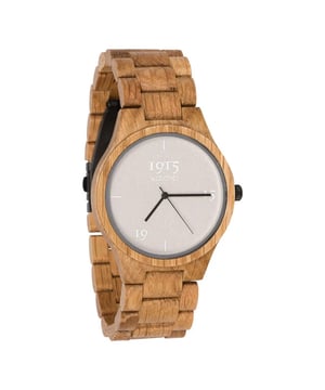 
De 1915 Watch Men Fine Cotton White is een unieke blend van natuurlijke robuustheid en subtiele elegantie. Dit horloge, dat zich onderscheidt in de wereld van herenaccessoires, is een meesterwerk dat de tijdloze charme van eikenhout combineert met de verfijnde touch van wit katoen. Het horloge, vervaardigd uit sterk eikenhout, brengt de robuuste en duurzame aard van dit materiaal naar voren. Eikenhout staat bekend om zijn stevigheid en lange levensduur, waardoor het een ideale keuze is voor een horloge dat bedoeld is om dagelijks te dragen. Het grote glas van het horloge vergroot optisch de wijzerplaat, wat zorgt voor een indrukwekkende en opvallende aanwezigheid aan de pols, zonder in te boeten op comfort. Met een kastdiameter van 46mm heeft het horloge een mannelijke uitstraling, passend bij zijn houten karakter. Het meest unieke kenmerk van dit horloge is echter de fijn geweven witte katoenen wijzerplaat. Deze stijlvolle en toch ongebruikelijke keuze voegt een element van zachtheid en verfijning toe, wat een mooi contrast vormt met het stoere hout. De witte katoenen wijzerplaat, gecombineerd met de zwarte accenten van het horloge, geeft het een chique, maar toch opvallend stoere uitstraling. De horlogeband, eveneens gemaakt van eikenhout, met een breedte van 25mm, biedt een comfortabele en verstelbare pasvorm. De mogelijkheid om schakels te verwijderen of toe te voegen door het eenvoudig uitdrukken van metalen pinnetjes, maakt het horloge geschikt voor elke polsmaat. De 1915 Watch Men Fine Cotton White is niet zomaar een horloge; het is een statement van stijl en klasse, perfect voor de moderne man die waarde hecht aan de combinatie van traditionele materialen en innovatief design. Dit horloge is een uitstekende keuze voor iedereen die een voorliefde heeft voor unieke horloges met een verhaal.