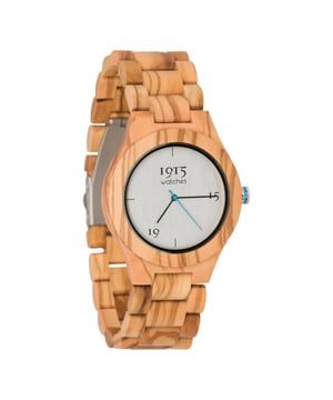 
De 1915 Watch Men Milano Blue is een meesterwerk dat de schoonheid van de natuur vermengt met moderne verfijning. Dit stijlvolle herenhorloge is niet alleen een tijdsaanduiding, maar een kunststuk dat de essentie van elegantie en innovatie belichaamt. Centraal in dit ontwerp staat het gebruik van olijfhout, bekend om zijn karakteristieke uitstraling. Het hout, met brede nerven en een subtiele grijze waas, brengt een warme, natuurlijke esthetiek die de drager verbindt met de tijdloze charme van de natuur. Het olijfhout maakt elk horloge uniek, met een eigen verhaal verteld door de lijnen en tinten van het hout. Contrasterend met het natuurlijke hout, is de wijzerplaat vervaardigd uit modern geborsteld aluminium. Dit materiaal brengt een strakke, hedendaagse look die perfect harmonieert met de warmte van het olijfhout. Het aluminium voegt een industriële chic toe aan het horloge, waardoor het zowel casual als formeel gedragen kan worden. Een kenmerkend detail dat dit horloge onderscheidt, is de blauwe kleur die gebruikt wordt in de secondewijzer en op het kroontje. Deze blauwtint, een eerbetoon aan het eerste ontwerp van 1915 watches, voegt een subtiele flair toe en benadrukt de aandacht voor detail die in elk aspect van het horloge is terug te vinden. Op het kroontje is een olijfblad zorgvuldig gegraveerd, een knipoog naar het materiaalgebruik en de herkomst van het horloge. De horlogekast heeft een diameter van 46mm en de band, met een breedte van 25mm, is ontworpen voor comfort en stijl. De band is aanpasbaar; schakels kunnen eenvoudig worden verwijderd om de perfecte pasvorm te garanderen. De 1915 Watch Men Milano Blue is meer dan een horloge; het is een verklaring van stijl, een samensmelting van natuur en moderniteit, perfect voor de man die zowel de rijkdom van de natuur als de eenvoud van modern design waardeert.