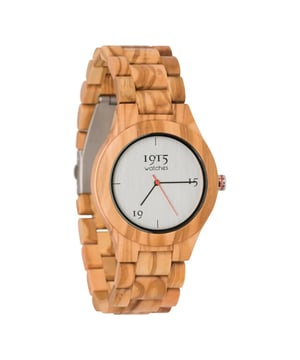 
1915 Watches heeft zichzelf op de kaart gezet als een vernieuwende kracht in de wereld van horloges, afkomstig uit het hart van de kleurrijke Bollenstreek. Het merk, opgericht door twee visionaire broers, is ontstaan uit het idee dat horloges niet alleen functioneel, maar ook kunstzinnig en uniek kunnen zijn. Aan hun keukentafel begonnen ze met het ontwerpen van horloges die zich onderscheiden door het gebruik van bijzondere materialen en minimalistische, opvallende wijzerplaten. De 1915 Watch Men Milano Red is een perfect voorbeeld van hun innovatieve benadering. Dit stijlvolle herenhorloge is gemaakt van olijfhout, een houtsoort die bekend staat om zijn brede nerven en lichte grijze waas. Deze kenmerken geven het horloge een natuurlijke en toch verfijnde uitstraling, waardoor het een opvallend stuk is in elke horlogecollectie. Wat dit horloge echt uniek maakt, is de wijzerplaat van geborsteld aluminium. Dit moderne materiaal contrasteert prachtig met het warme olijfhout, waardoor het horloge een eigentijdse look krijgt. De rode kleur, een signatuur uit de eerste collectie van 1915 Watches, komt subtiel terug in de secondewijzer en op het kroontje, waardoor het horloge een onmiskenbaar karakter krijgt. Het olijfblad, gegraveerd op de kop van het kroontje, is een knipoog naar het gebruikte hout en versterkt het verhaal achter het horloge. Met een kastdiameter van 46mm en een bandbreedte van 25mm, heeft dit horloge een robuuste maar stijlvolle aanwezigheid. De band kan eenvoudig worden aangepast door schakels te verwijderen, waardoor het horloge een perfecte pasvorm biedt voor elke drager. De 1915 Watch Men Milano Red is meer dan een tijdsaanduiding; het is een stukje vakmanschap dat de drager verbindt met de natuurlijke schoonheid van de Bollenstreek, de creativiteit van zijn ontwerpers, en een unieke benadering van horlogedesign.