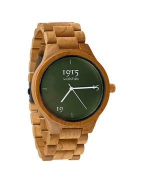 
De 1915 Watch Origin Dunes is een eerbetoon aan de adembenemende natuur van Nederland, specifiek de duinen die met hun unieke schoonheid en diversiteit een bron van inspiratie vormen. Deze bijzondere horlogelijn van 1915 watches, geworteld in de rijke tradities en het natuurschoon van de Duin- en Bollenstreek, weerspiegelt de essentie van het Nederlandse landschap. De duinen, met hun variërende landschappen van hoge zandtoppen bedekt met helmgras tot dichte bossen, bieden een palet aan kleuren die de basis vormen voor de unieke wijzerplaat van dit horloge. De groene tinten op de wijzerplaat zijn niet alleen een samenvatting van de dominante kleuren van de duinen, maar ook een weerspiegeling van de tijdloze schoonheid van deze natuurlijke beschermers tegen de zee. Dit kleurrijke horloge is vervaardigd uit elegant kersenhout, een materiaal dat bekend staat om zijn fijne textuur en rijke uitstraling. Het kersenhout geeft het horloge een warme en natuurlijke uitstraling, wat bijdraagt aan de algemene elegantie van het ontwerp. De dunne lunet en het grote mineraalglas versterken de visuele impact van het horloge, waardoor het groter lijkt zonder in te boeten aan comfort. Deze elementen, gecombineerd met de aandacht voor detail in het ontwerp, geven het horloge een verfijnde en moderne uitstraling. Het meest opvallende kenmerk van de 1915 Watch Origin Dunes is echter de kleurrijke wijzerplaat. Geïnspireerd door de Duin- en Bollenstreek, vormt de wijzerplaat een echte blikvanger, een stukje Nederlandse natuur om de pols. Deze eye-catcher maakt het horloge niet alleen een stijlvol accessoire, maar ook een gespreksonderwerp. De 1915 Watch Origin Dunes is meer dan een horloge; het is een viering van de Nederlandse natuur, een symbool van de verbinding tussen de mens en zijn omgeving, en een eerbetoon aan de creativiteit en het vakmanschap dat de broers Spies in elk van hun horloges leggen. Dit horloge is perfect voor iedereen die de schoonheid van de natuur waardeert en een stukje daarvan met zich mee wil dragen.