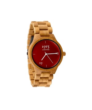 
De 1915 Watch Origin Tulip is een uniek eerbetoon aan de adembenemende schoonheid van de Duin- en Bollenstreek, een regio wereldwijd bekend om zijn prachtige tulpenvelden. Dit horloge, ontstaan uit de rijke traditie en natuurlijke pracht van deze streek, belichaamt de essentie van de lente wanneer tulpen, hyacinten en narcissen de omgeving omtoveren tot een levend schilderij van kleur. Het horloge is vakkundig vervaardigd uit elegant kersenhout, een houtsoort die bekend staat om zijn warme uitstraling en fijne textuur. Deze keuze voor kersenhout geeft het horloge niet alleen een natuurlijke charme, maar zorgt ook voor een lichte en comfortabele draagervaring. De grote mineraalglazen wijzerplaat, omringd door een dunne lunet, versterkt de visuele impact van het horloge, waardoor het groter en indrukwekkender lijkt. Maar het meest opvallende kenmerk van dit horloge is zonder twijfel de gekleurde wijzerplaat. Geïnspireerd door de levendige kleuren van de tulpenvelden in de Duin- en Bollenstreek, vertegenwoordigt de rode wijzerplaat het prachtige voorjaarsmoment wanneer deze regio tot bloei komt. Deze keuze voor een heldere, opvallende kleur maakt het horloge niet alleen een stijlvol accessoire, maar ook een gespreksonderwerp en een symbool van verbondenheid met de natuur. De 1915 Watch Origin Tulip is meer dan een horloge; het is een viering van de natuur, een knipoog naar de herkomst van 1915 watches, en een reflectie van de kleur en vreugde die de tulpen elk jaar aan de regio brengen. Dit horloge is perfect voor de liefhebber van unieke, kleurrijke accessoires die een verhaal vertellen en een diepe waardering hebben voor de natuurlijke schoonheid van Nederland.