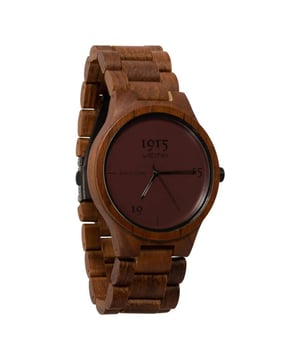 
De 1915 Watch Men Real Leather Bordeaux is een verfijnde combinatie van natuurlijke materialen en elegant design, speciaal ontworpen voor de moderne man. Dit horloge, dat zowel chic als warm aanvoelt, vormt een perfecte aanvulling op de garderobe van elke stijlbewuste heer. Het horloge is meesterlijk vervaardigd uit karaktervol teakhout, een houtsoort die bekend staat om zijn duurzaamheid en unieke textuur. Teakhout biedt niet alleen een rijke esthetiek, maar verzekert ook dat elk horloge uniek is door de natuurlijke variaties in het hout. Gecombineerd met een groot glas, creëert het een illusie van ruimtelijkheid, waardoor het horloge groter lijkt zonder in te boeten aan draagcomfort. De kast heeft een diameter van 46 millimeter, in lijn met de standaard afmetingen voor herenhorloges, wat zorgt voor een mannelijke en prominente uitstraling. De dunne lunet rond het glas draagt bij aan de elegante look van het horloge, waardoor het een subtiel maar toch opvallend stuk is. Wat dit horloge echt uniek maakt, is de wijzerplaat voorzien van echt bordeauxkleurig leer. Deze keuze voor leer voegt een extra dimensie van luxe en verfijning toe aan het horloge. Bovendien zorgt het leer icoon op de kroon voor een onderscheidend detail dat de aandacht trekt. De horlogeband, met een breedte van 25 millimeter, kan naar persoonlijke voorkeur worden aangepast. Dit wordt mogelijk gemaakt door het verwijderen van schakels, een proces dat eenvoudig is dankzij metalen pinnetjes die in sommige schakels kunnen worden uitgedrukt. De 1915 Watch Men Real Leather Bordeaux is dus meer dan een tijdwaarnemer; het is een symbool van stijl, natuurlijke schoonheid en gedetailleerd vakmanschap, perfect voor de man die zijn accessoires met zorg kiest.
