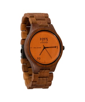 
In het hart van de kleurrijke Bollenstreek, werken de broers Spies met passie en toewijding aan het creëren van unieke horloges. Hun merk, 1915 Watches, staat symbool voor de combinatie van prachtige houtsoorten en minimalistische, maar opvallende wijzerplaten gemaakt van bijzondere materialen. De 1915 Watch Men Real Leather Cognac is een perfect voorbeeld van hun vakmanschap. Dit chique en warme herenhorloge is vervaardigd uit karaktervol teakhout. Teak, bekend om zijn duurzaamheid en rijke uitstraling, geeft dit horloge een unieke charme en een gevoel van tijdloze elegantie. Het horloge is ontworpen met een groot glas, wat zorgt voor een indrukwekkende uitstraling zonder in te leveren op comfort. Met een kastdiameter van 46mm, behoudt het horloge een stijlvolle maar mannelijke uitstraling. Het meest opmerkelijke aan dit horloge is de wijzerplaat, die is voorzien van echt cognackleurig leer. Dit voegt een extra dimensie van luxe en verfijning toe, waardoor het horloge een uniek item is in de wereld van de herenhorloges. De kleur en textuur van het leer contrasteren prachtig met het teakhout, waardoor een elegant en opvallend geheel ontstaat. Een ander opvallend detail is het leer icoon op de kroon van het horloge, wat de aandacht vestigt op de zorg en aandacht die in elk onderdeel van het horloge is gestoken. De dunne lunet rond het glas geeft het horloge een extra vleugje elegantie. De horlogeband, met een breedte van 25mm, is perfect in balans met de kast en kan eenvoudig aangepast worden voor de perfecte pasvorm door het verwijderen van schakels. De 1915 Watch Men Real Leather Cognac is niet zomaar een horloge, het is een uiting van verfijnde smaak, een combinatie van natuurlijke schoonheid en gedistingeerde stijl, perfect voor de moderne man die waarde hecht aan kwaliteit, originaliteit en comfort.