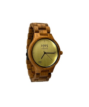 
Ontdek de exclusieve elegantie van de "Sparkle of Gold" uit de 1915 watches collectie. Dit limited edition horloge, beperkt tot slechts 100 stuks wereldwijd, is niet alleen een tijdwaarnemer, maar een waar collector's item dat perfect past bij de stijlvolle en milieubewuste individu. Gemaakt met een verfijnde, goudkleurige wijzerplaat, brengt de "Sparkle of Gold" een subtiele, chique flair naar een anders ingetogen ontwerp. Het is de ideale manier om je feestdagenlook te verrijken met een natuurlijke, maar toch elegante touch of gold. Elk horloge is zorgvuldig vervaardigd met een kast van 42 mm, gesneden uit hoogwaardig teakhout, bekend om zijn duurzaamheid en unieke textuur. De band is eveneens vervaardigd uit hetzelfde kwalitatieve teakhout, waardoor het horloge niet alleen stijlvol, maar ook comfortabel is. Waterbestendigheid is essentieel, en de "Sparkle of Gold" is ontworpen om bestand te zijn tegen incidentele waterdruppels, hoewel zwemmen en douchen met het horloge wordt afgeraden om de integriteit van het hout te behouden. Het hart van dit horloge is het Zwitserse Ronda 763 uurwerk, een toonbeeld van precisie en betrouwbaarheid, met een indrukwekkende batterijduur van circa drie jaar. Een sluiting van matzwart roestvrijstaal (nikkelvrij) zorgt voor een naadloze en veilige pasvorm. Maak van de "Sparkle of Gold" jouw tijdloze begeleider voor elke gelegenheid. Bestel nu en voeg een stuk exclusiviteit toe aan je collectie. Wees snel, want met slechts 100 stuks beschikbaar, is dit een unieke kans om iets echt bijzonders te bezitten.