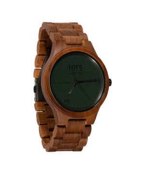 
De 1915 Watch Men Real Leather Night Green staat symbool voor een chique en warme benadering van tijdloze horlogestijl. Dit herenhorloge, dat de rijke essentie van teakhout combineert met de verfijnde allure van echt leer, is een perfect voorbeeld van vakmanschap en design. De keuze voor teakhout als het hoofdmateriaal van de horlogekast geeft dit horloge een onderscheidend karakter. Teakhout, bekend om zijn duurzaamheid en elegante uitstraling, geeft het horloge een natuurlijke warmte en een rijk patroon. Dit wordt nog versterkt door het grote glas, dat niet alleen de wijzerplaat groter doet lijken, maar ook zorgt voor een indrukwekkende aanwezigheid zonder comfort te verliezen. Met een diameter van 46mm heeft het horloge een mannelijke en statige uitstraling. De echt lederen wijzerplaat in night green voegt een extra laag van luxe en verfijning toe. Deze unieke keuze in kleur en materiaal zorgt voor een diepe, mysterieuze tint die perfect past bij de warme tonen van het teakhout. Het is deze combinatie van materialen die het horloge zijn unieke aantrekkingskracht geeft. Een bijzonder detail is het lederen icoon op de kroon van het horloge, een subtiele maar elegante toevoeging die de aandacht vestigt op de kwaliteit en het doordachte ontwerp. Dit detail is niet alleen een esthetische keuze, maar ook een teken van de aandacht die besteed is aan elk aspect van het horloge. De horlogeband, met een breedte van 25mm, is perfect in balans met de kast en kan eenvoudig worden aangepast door het verwijderen van schakels. De mogelijkheid om de band te personaliseren verhoogt het draagcomfort en maakt het horloge geschikt voor elke polsmaat. De 1915 Watch Men Real Leather Night Green is meer dan een tijdweergave; het is een expressie van stijl en verfijning. Het is het ideale horloge voor de moderne man die waarde hecht aan de combinatie van natuurlijke schoonheid en subtiele luxe. Dit horloge is een prachtige weergave van hoe traditionele materialen zoals hout en leer kunnen samensmelten tot een stijlvol en tijdloos accessoire.