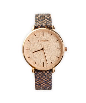 
<p>Elegant dames horloge van het merk Komono. De polsband is gemaakt van gerecycled materiaal. Het polsbandje is gemakkelijk kleiner te maken. De kast heeft een diameter van 33 mm en het uurwerk is van Quartz. Hij is regen- en spatwaterdicht zodat hij ook tegen een bui kan. Het horloge is niet geschikt om mee te zwemmen of douchen.</p>