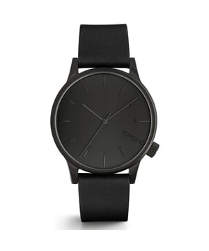 
<p>Het merk Komono betekent 'kleine hebbedingen' in het Japans en dat is precies wat het merk met haar producten wil uitstralen. Komono legt de focus met hun horloges op minimalisme en op waardering voor de kleine dingen in het leven.</p>
<p>Het Komono Winston Regal horloge in de kleur zwart is een veelzijdig heren uurwerk dat vrijwel iedere man zal aanspreken. Met een waterbestendigheid van 3 ATM kan dit horloge de meeste dagelijkse situaties aan. De zwart lederen polsband zorgt voor comfort en duurzaamheid. Het zwarte uurwerk is van edelstaal en een tijdloos ontwerp dat zowel stoer als elegant is. Dit horloge is niet alleen een stijlvolle aanvulling op elke outfit, maar ook functioneel met zijn nauwkeurige tijdsweergave. Of je nu een chique gelegenheid bijwoont of gewoon je dagelijkse look wilt verbeteren, dit heren polshorloge is perfect. Je shopt de Komono Winston Regal horloge met korting in de uitverkoop.</p>
<h2>Komono horloge heren zwart/cognac in de sale</h2>
<p>Het Komono