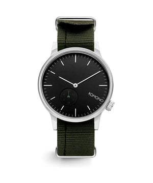 
<p>Het merk Komono betekent 'kleine hebbedingen' in het Japans en dat is precies wat het merk met haar producten wil uitstralen. Komono legt de focus met hun horloges op minimalisme en op waardering voor de kleine dingen in het leven.</p>
<p>Het Komono Winston Subs Nato horloge in de kleur zwart/groen/zilver is een veelzijdig heren uurwerk dat vrijwel iedere man zal aanspreken. Met een waterbestendigheid van 3 ATM kan dit horloge voor heren de meeste dagelijkse situaties aan. De <strong>groene polsband</strong> zorgt voor comfort en duurzaamheid. Het zwarte uurwerk is van edelstaal en een tijdloos ontwerp dat zowel stoer als elegant is. Dit herenhorloge is niet alleen een stijlvolle aanvulling op elke outfit, maar ook functioneel met zijn <strong>nauwkeurige tijdsweergave</strong>. Of je nu een chique gelegenheid bijwoont of gewoon je dagelijkse look wilt verbeteren, dit heren polshorloge is perfect. Je shopt de Komono Winston Subs Nato polshorloge met korting in de