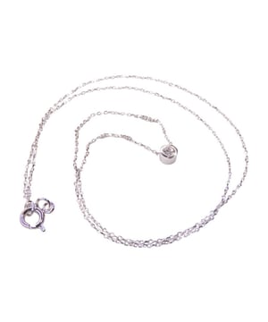 Scoor dit prachtige Christian item nu in de uitverkoop in de Christian outlet op V&D.
 Merk  Christian      Materiaal  14 karaat wit goud      Sierstenen  Zirkonia      Lengte  45 cm    Diameter  4 mm      Model  Miniatuur      Sluiting  Veersluiting      Afmetingen  23 x 18 cm      Voor  Dames      EAN  8719878003601    Verlengen en inkorten mogelijk