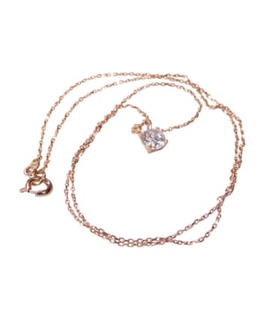 Dit item van Christian vind je nu in de uitverkoop in onze Christian outlet!
 Merk  Christian      Materiaal  14 karaat rosé goud      Sierstenen  Zirkonia      Type hanger  Solitaire      Model  Miniatuur      Lengte  45 cm      Voor  Dames      EAN  8719878003632