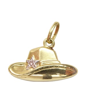 Dit gave artikel van Christian koop je nu in de sale in onze Christian outlet op V&D!
 Merk  Christian      Materiaal  14 karaat goud      Speciaal  Handgemaakt      Type hanger  Sheriff hoed      Afmeting  16 x 9 mm      Model  Western      Voor  Dames, Heren      EAN  8719878006428