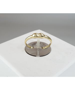 Mooi item uit onze Christian sale. Scoor deze topper nu voordelig in onze Christian outlet tegen een scherpe uitverkoopprijs.
Merk  Christian      Materiaal  14 karaat geel goud      Serie  Christian ring collectie      Type sieraad  Ring      Edelsteen  Geen      Model  Fantasie      Afwerking  Hoogglans      Stijl  Fashion      Ringmaat  16 ¾      Ring breedte  3 mm aflopend      Dichtheid  Massief & U-vorm uitgehold      Garantie   2 jaar      Voor  Dames      EAN  8719878017325    Voor meer informatie bel of mail ons gerust