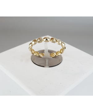 Dit item van Christian vind je nu in de uitverkoop in onze Christian outlet!
Merk  Christian      Materiaal  14 karaat geel goud      Edelsteen  Geen      Model  Fantasie      Afwerking  Hoogglans      Stijl  Fashion      Ringmaat  17 ¾      Ring breedte  2.85 mm      Dichtheid  Uitgehold      Garantie   1 jaar      Voor  Dames      EAN  8719878017530    Voor meer informatie bel of mail ons gerust