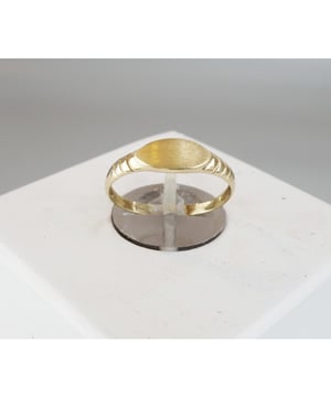 Dit hippe artikel van Christian vind je nu in de sale op V&D in de Christian outlet!
Merk  Christian      Materiaal  14 karaat geel goud      Edelstenen  Geen      Gravure  Mogelijk      Afwerking  Hoogglans en mat      Stijl  Fashion      Ringmaat  18 ½      Ring breedte  5,50 mm aflopend      Dichtheid  U-vorm uitgehold      Garantie   1 jaar      Voor  Dames      EAN  8719878017318    Voor meer informatie bel of mail ons gerust