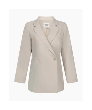 
<div class="Rte">Blazer van het merk Another Label. De blazer heeft een asymmetrische sluiting en een zijzak. </div>
<div class="Rte">
<ul>
<li>Stofsamenstelling: 40% polyester (gerecycled), 32% polyester, 23% rayon, 5% elastaan</li>
<li>Pasvorm: valt normaal. Let op: de broek heeft een wijdere pasvorm. Wanneer je de pantalon nauwsluitend wil, adviseren we een maat kleiner te bestellen. Twijfel je over de maat? Neem contact met ons op en we helpen je graag verder! </li>
</ul>
</div>