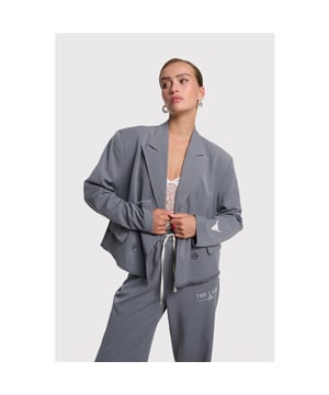 
Kleur: SOFT GREY MELANGE <br>
Materiaal: 74% Polyester / 22% Viscose / 4% Elastane<br>
Het model is 1,76m en draagt mat S