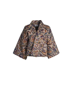 
De kimono Esmay is een jacquard geweven multi color jacket dat je werkelijk bij iedere kleur kan combineren. Bijvoorbeeld met het satijnen pak in navy of met de vegan leather broek Delphine. Een echte eye catcher in je garderobe.Kimono jacketGevoerdJacquard gewevenMulticolorValt ruim16% Katoen | 10% Wol | 35% Polyacryl |  35% PolyesterModel is 1.74m en draagt maat S