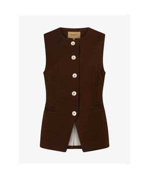 
Het JOSH V Kiro dames gilet in de kleur Dark Brown is een aangesloten gilet. Het gilet is gemaakt van een comfortabele kwaliteit met wol en gerecycled polyester. Dit gilet is onderdeel van een elegant damespak en laat zich perfect combineren met de bijpassende Deacon blazer en Korien pantalon. Uiteraard kun je het gilet ook stijlvol dragen met een blouse of een jeans voor een meer casual look.

Dit item valt ruim, wij adviseren een maat kleiner 
Materiaal 78% Recycled polyester, 12% Viscose, 5% TENCEL, 3% Elastaan, 2% Wol