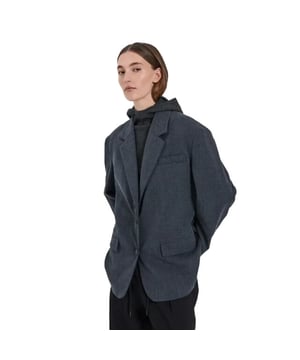
<p>Blazer van het merk NORR. De blazer valt oversized en heeft twee knoopsluitingen. </p>
<ul>
<li>Stofsamenstelling: <span>68% polyester, 28% viscose, 4% elastaan. </span>
</li>
<li>Pasvorm: valt normaal. Twijfel je over de maat? Neem contact met ons op en we helpen je graag verder! </li>
</ul>