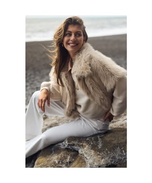
NKF08002 9 Nukus Loua Gilet Sand  Materiaal: 100% Polyester   Het Loua gilet is een elegant gilet in zachte faux fur met een klassieke knoopsluiting. Met een comfortabele fit en luxueuze look. Perfect om ton sur ton te combineren met natuurlijke tinten voor een stijlvolle, gelaagde outfit. Een echte eyecatcher voor dit najaarsseizoen.