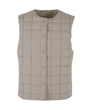 
100% Polyester. Voering: Zacht, tafzijde. Stof: Terylene, Geweven. Vulling: 140gsm. Buitenkant: 78gsm. Voering: 60gsm. Ontwerp: Gewatteerd. Easy-Care. Hals: Ronde Hals. Mouwtype: Mouwloos. Geschikt voor: Losse. Zakken: 2 Zijzakken. Bevestiging: kliksluiting. Robuust. XS: 33,5 in. S: 36,5 in. M: 37,5 in. L: 39 in. XL: 41 in. XXL: 43 in. 3XL: 45 in. 4XL: 47 in. 5XL: 49 in.