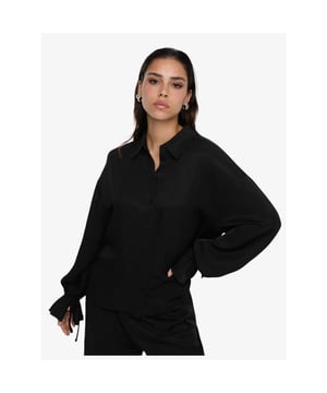 
Alix The Label dames bloes
Blouse cut from a flowy twill fabric.
Designed with a strap and ruffle at the cuff for that feminine look.
Featuring a bull embroidery at the back.
Combine with my matching pants for a feminine look.
100% Viscose
Cold handwash
Regular fit
Button front closure & cuffs
Long sleeve