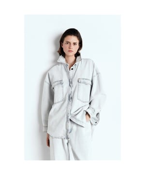 
<p>Het denim Joybird-hemd is ideaal voor het tussenseizoen en kan alleen worden gedragen of in combinatie met een coltrui voor koelere dagen.</p>
<ul>
<li>Ruim model</li>
<li>Lange mouwen</li>
<li>Klassieke kraag</li>
<li>Knoopsgatsluiting onder strook</li>
<li>Twee opgestikte zakken op de borst</li>
<li>Knopen aan de manchetten</li>
</ul><br>Kleur: Winter Bleached <br>
Materiaal: 80% katoen, 20% gerecycled katoen<br>
Het model is 175 cm lang en draagt maat XS