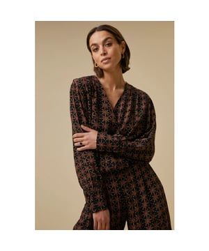 
<div>
<div>Elegantie en comfort komen samen bij de lio indi blouse. De blouse is gemaakt van een zachte viscose kwaliteit en kenmerkt zich door de elegante details: de plootjes, v-halslijn, ruffle bij de schouders en een getailleerde band aan de onderzijde van de blouse zorgen voor die elegante touch. Draag met een geklede broek of met een jeans, deze blouse is zonder moeite te stylen!</div>
</div><br>Kleur: Indi print <br>
Materiaal: 100% viscose<br>
Model: 178 centimeter, draagt maat s