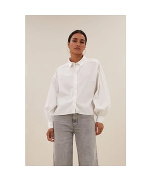 
<p>De sarah short blouse is een echte must-have essential. De blouse is gemaakt van een fijne katoen kwaliteit. De oversized & korte fit, lage schoudernaden met poffende mouwen en ronde halslijn met knoopaansluiting geven de blouse een romantische uitstraling.</p><br>Kleur: White <br>
Materiaal: 100% katoen<br>
modelinfo: 172 cm, draagt maat s<br>
maatadvies: deze maat valt normaal<br>
fit: losse pasvorm<br>
- korte fit<br>
- wijduitlopende pasvorm